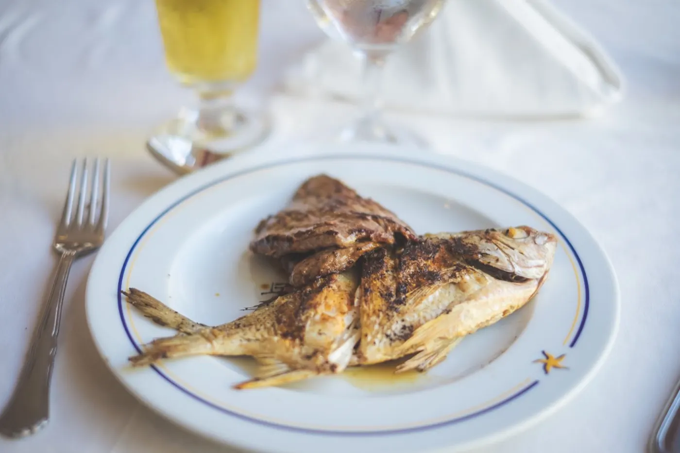 Pesce alla griglia impiattato